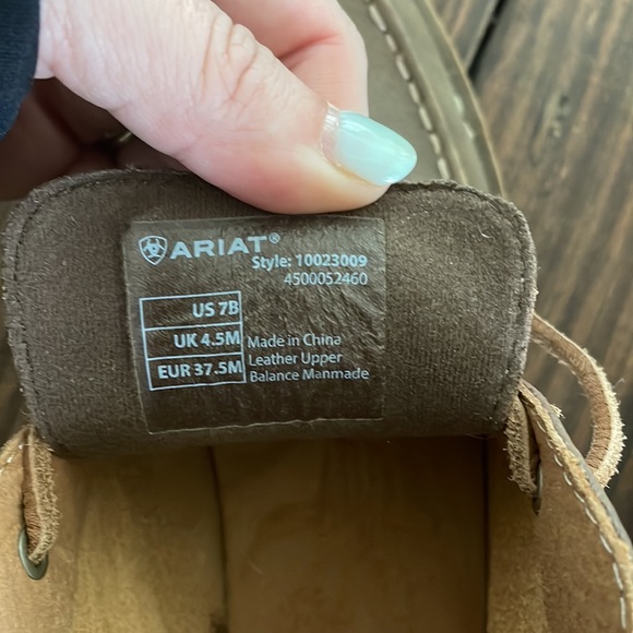 Ariat Women’s cruiser lace shoes - size 7B (wide) - Picture 3 of 6